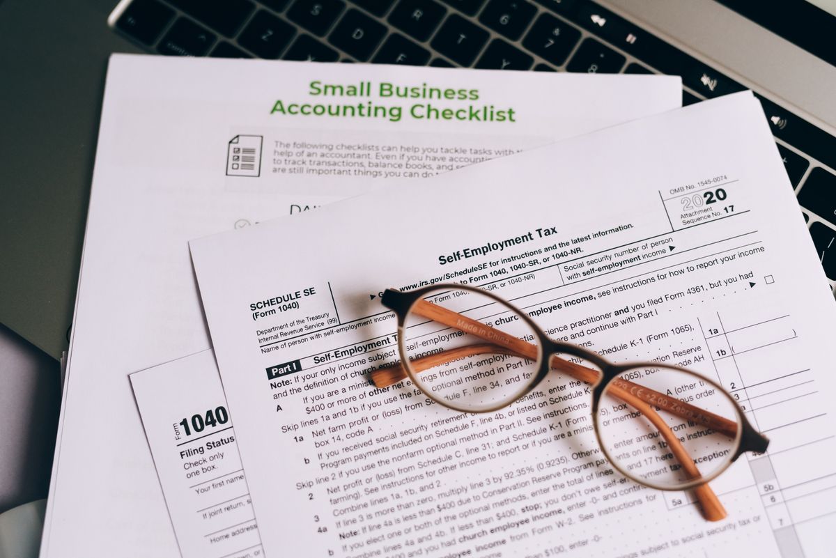 Comparing health insurance plans side by side with a checklist
